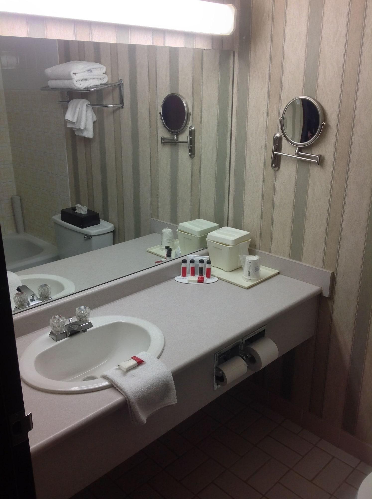 Ramada By Wyndham Saskatoon Hotel Kültér fotó